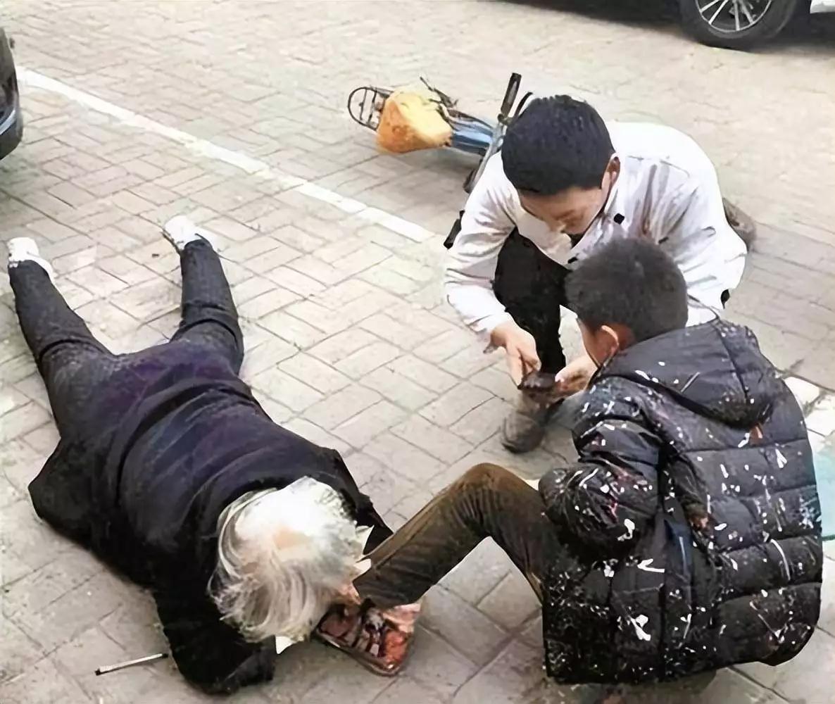 “不能判刑，那就高额罚款！”中国人民公安大学李玫瑾教授建议，凡是扶了老人被要求天