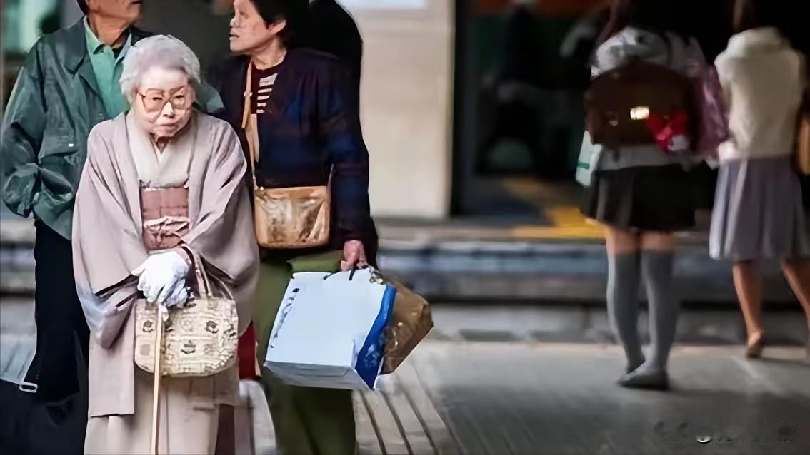 毁掉一个国家不一定非得打仗，这次中国牢牢抓住了日本的命脉，大家都清楚，现在的日本