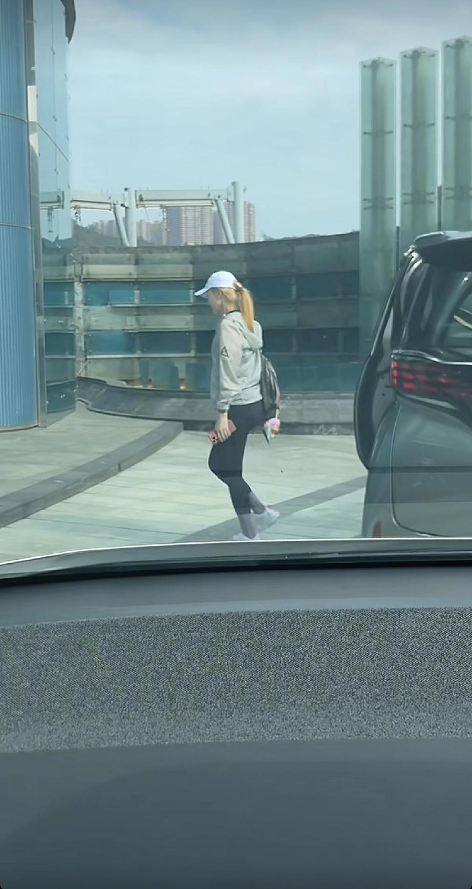 李嘉欣回豪宅晓庐，腰胯好宽打扮邋遢!3月9日，有网友在中国香港的知名豪宅晓庐