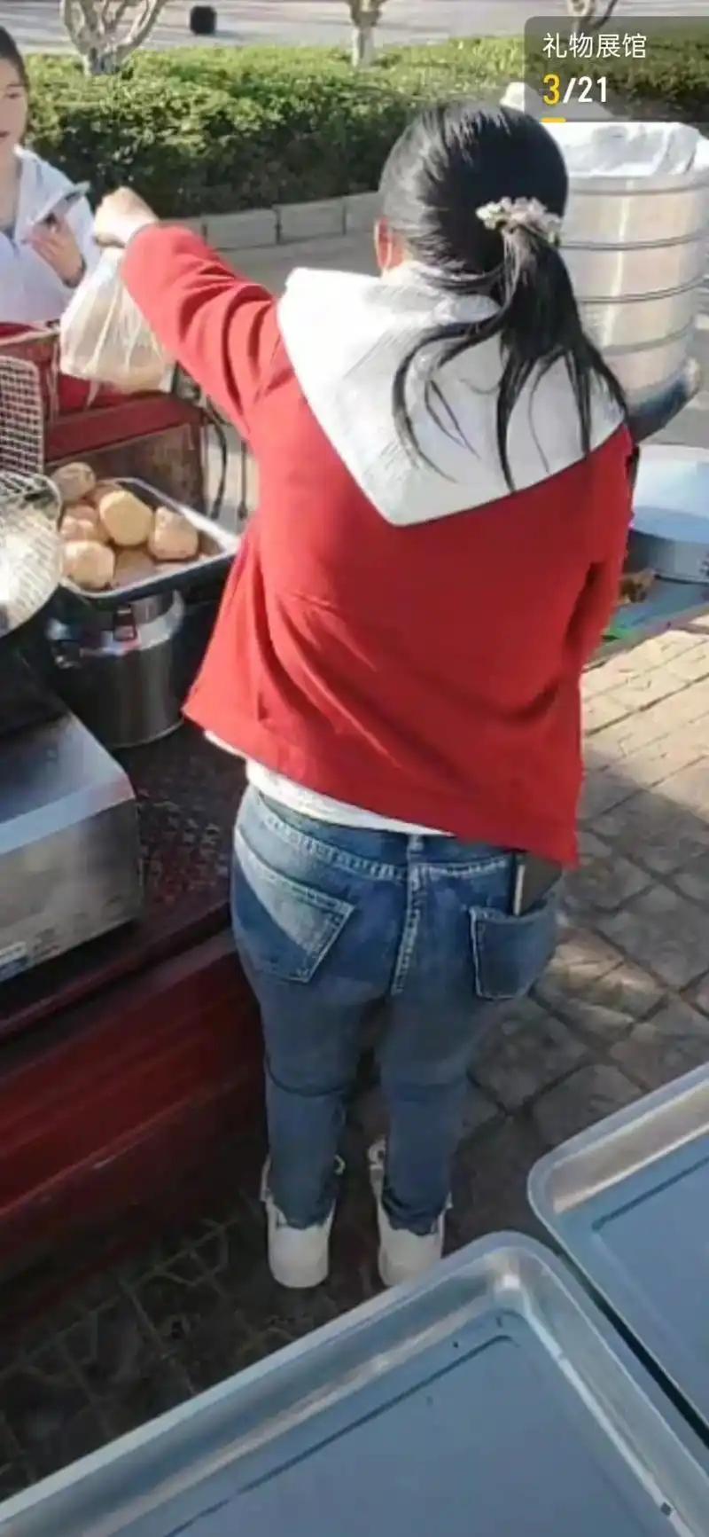 以前有个邻居，在农贸市场摆摊卖早点，韭菜盒子、稀饭。这个女人很能干，一年四季都是