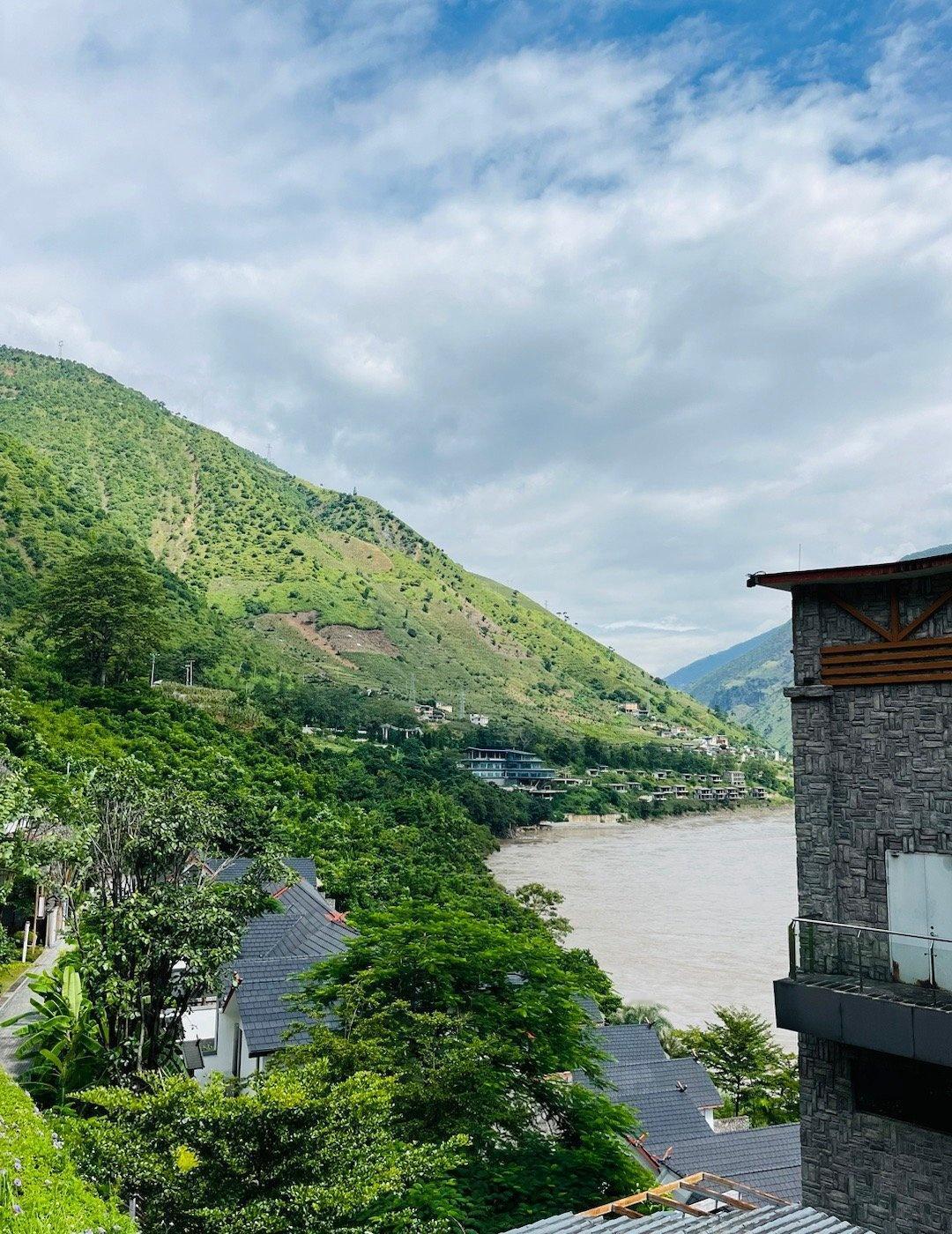 【自驾怒江登埂澡堂周边，温泉与峡谷交织的秘境之旅！】登埂澡堂位于怒江西岸、跃进