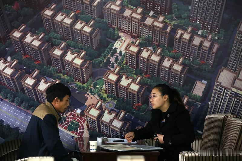 房价硬着陆，就是房价在短时间内各种快速下跌。国内是想要让房价软着陆的，而让房价