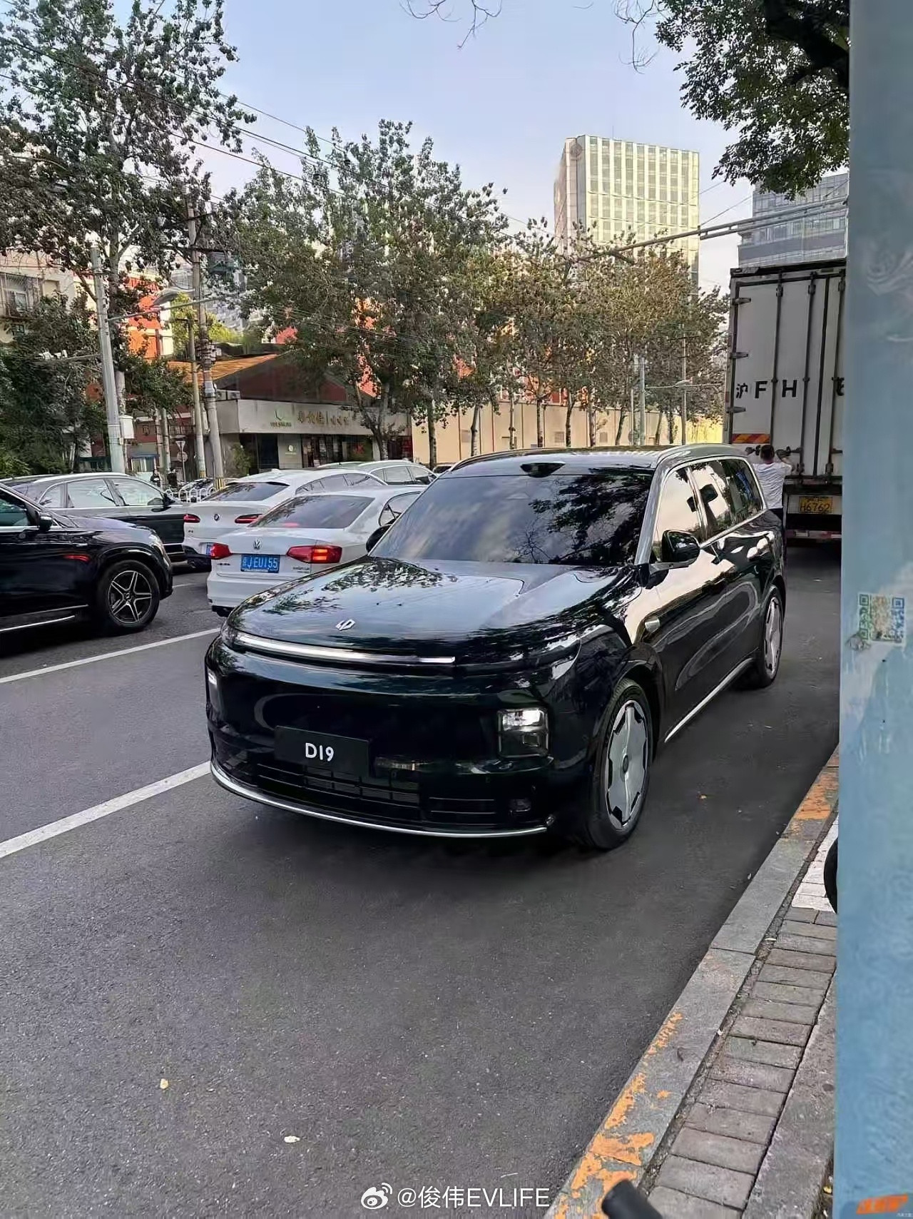 零跑D19？双色车身，大饼轮毂，悬浮logo？零跑D19新能源汽车​​​