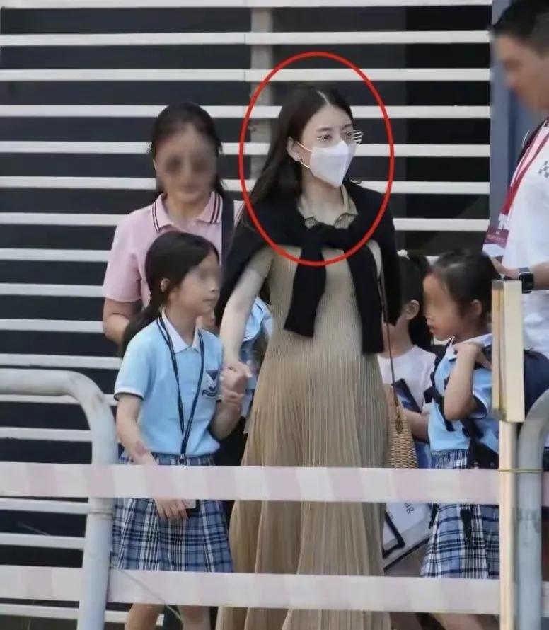 方媛为了给郭富城生个儿子，真的不容易，挺着个大肚子还要送女儿上学，郭天王难道都一