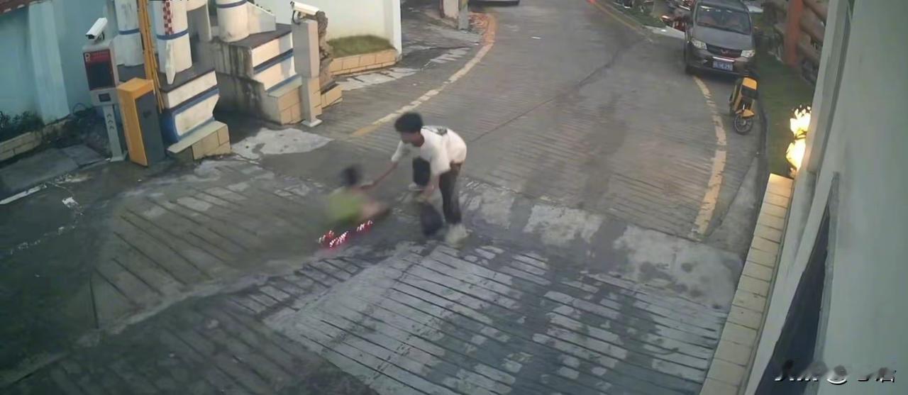 白衣少年救童后续2022年9月16日广西百色白衣少年飞身拦下失控滑板男童一