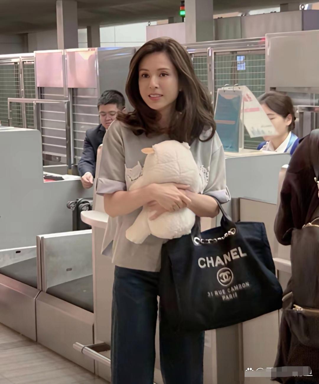 若彤胖了以后变漂亮了。一点儿也看不出60岁了。