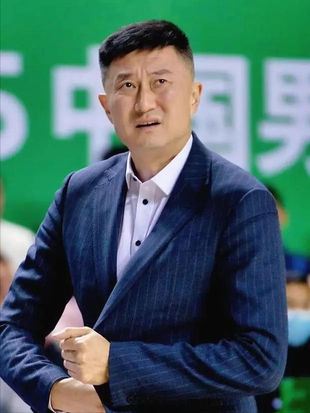 陈海涛左右为难！CBA休赛期进入9月份后，广东男篮的压力反倒越来越大！不少球