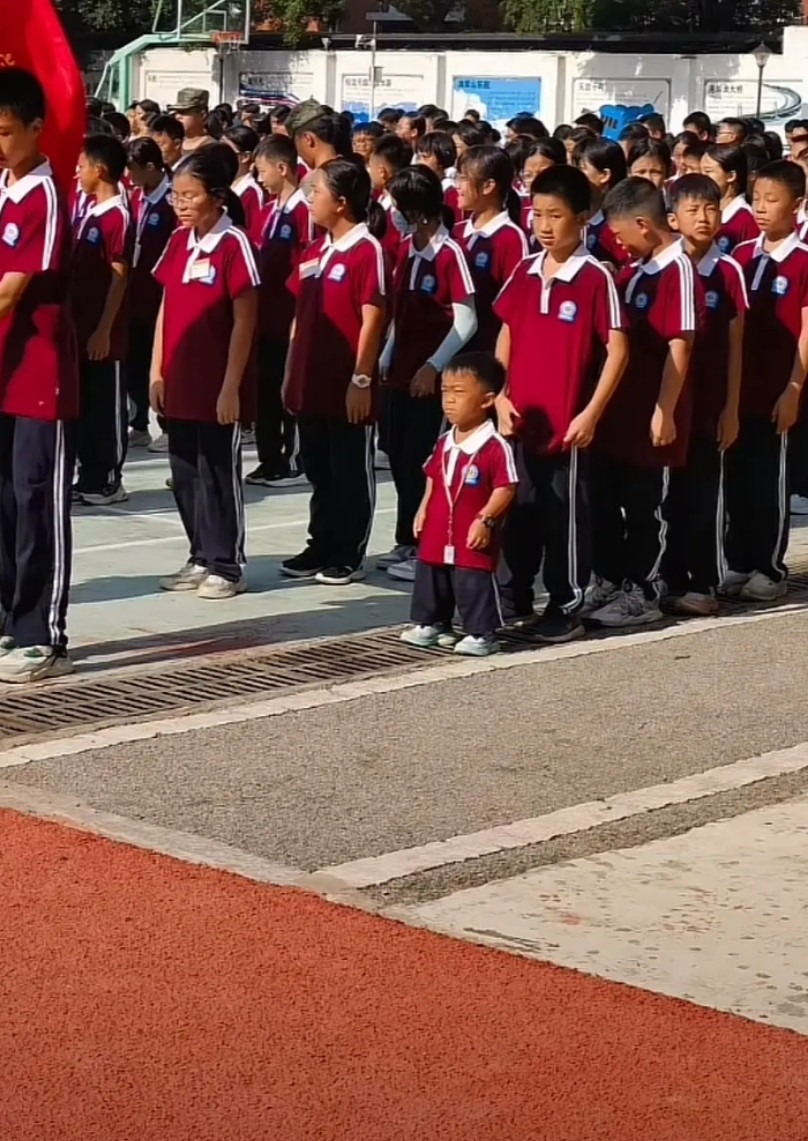 还给他定制了校服，学校不错。