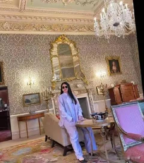 李湘大半夜晒自家豪华别墅，房子够气派咱都看在眼里，可盯着照片看三秒我愣住了——她