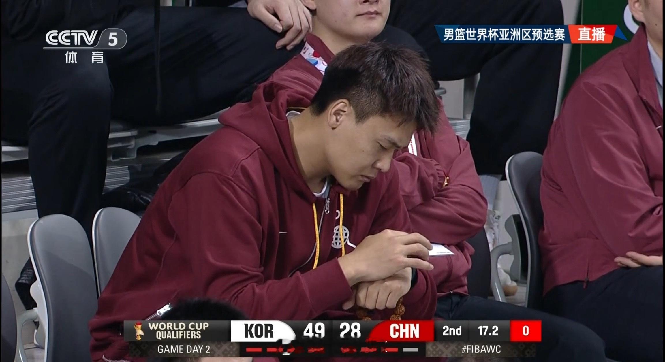 赵睿随队前往客场韩国，但是没有出战，坐在场下很着急中国男篮vs韩国男篮男篮世预赛