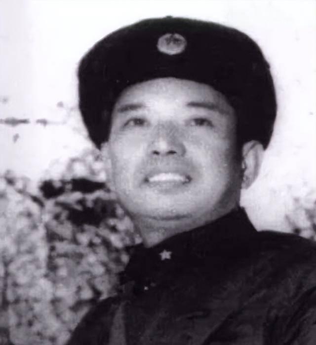 1982年，开国少将尤太忠视察部队，见一副团长好生眼熟，暗骂一句大事不好，立刻打