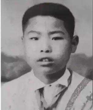 16岁少年为了获得参军的机会，举报自己母亲，导致母亲被枪决。那是在1970年