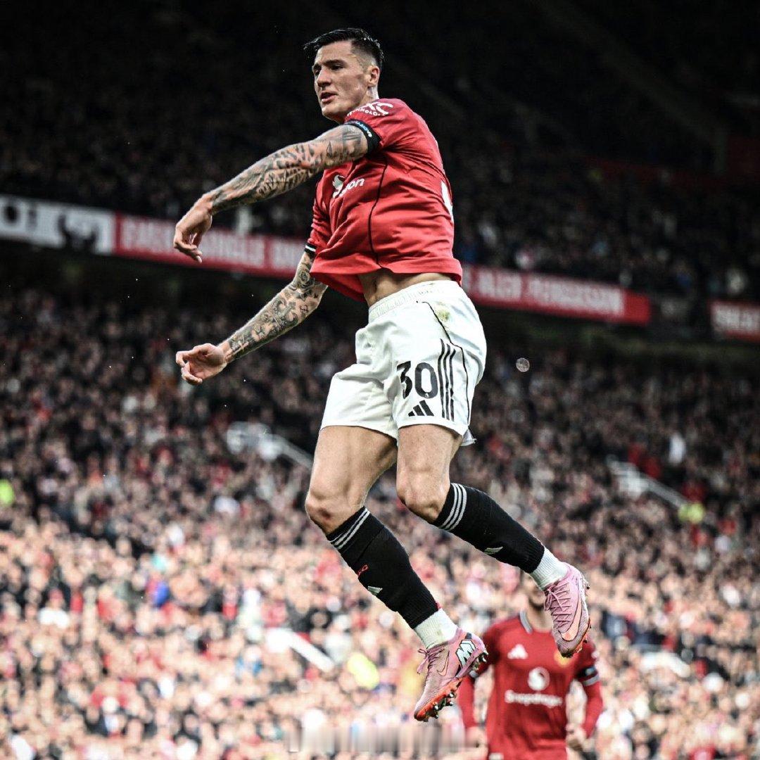 【曼联三将缺阵】英超赛前新闻发布地，曼联主帅阿莫林，透露了队中的伤员情况：1、上