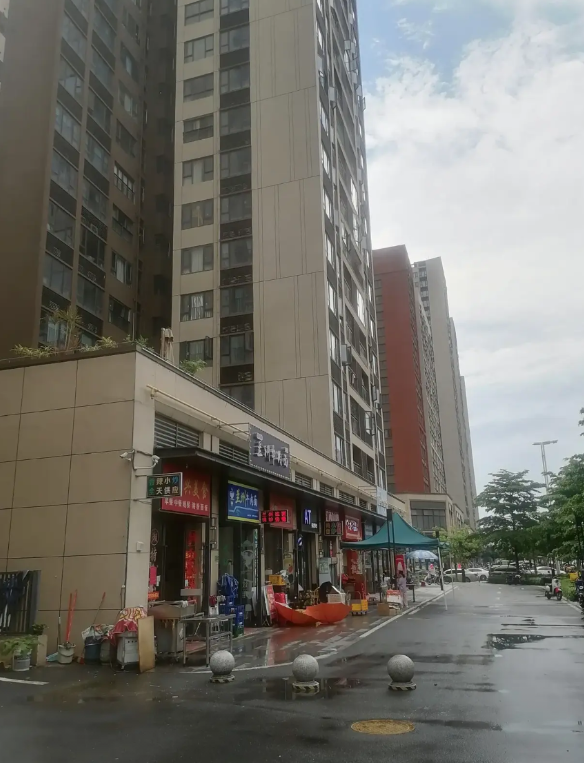 买小区商铺怎都不会想到，交铺后每月永远都要交上千元的物业管理费。这三间商铺近1