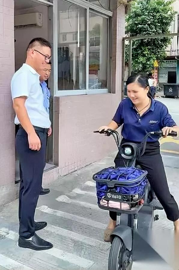 上班迟到撞老板？这姑娘居然笑着说“我迟到了”！换别的老板早皱眉头，可东莞