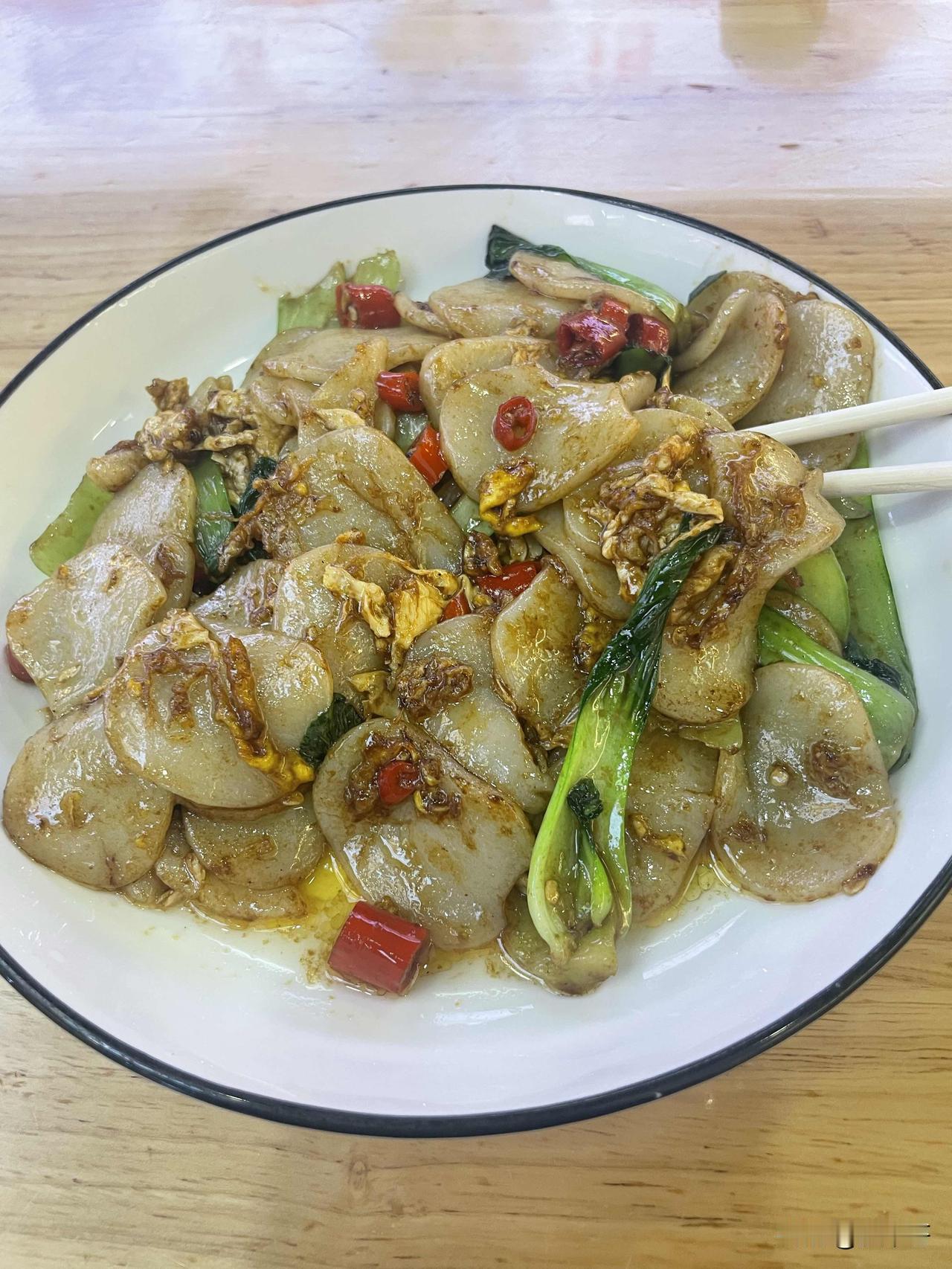 兄弟们，今天你们都吃什么，我盖浇饭都舍不得吃，吃了个鸡蛋炒年糕，10块钱解决一餐