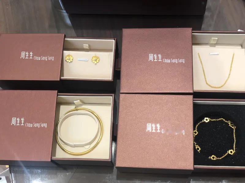 金饰克价涨到1545元“家人们快看！周生生金饰克价突破1545元，比去年贵