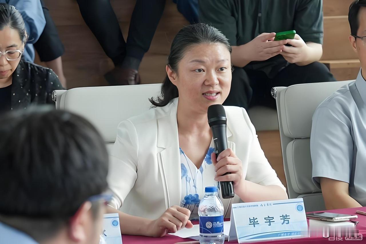 毕宇芳教授，1972年出生，上海人，研究生学历，医学博士学位，上海交通大学医学院