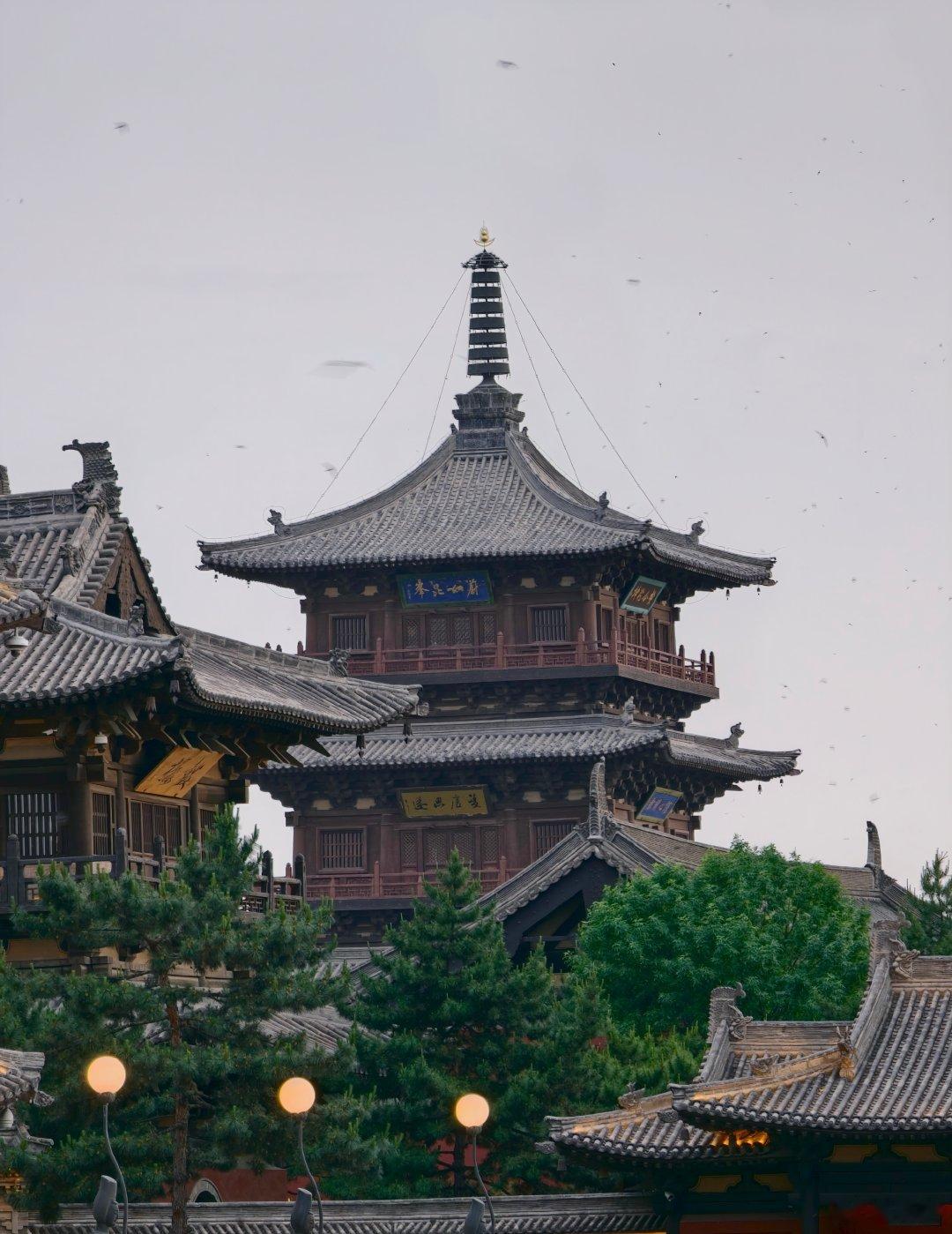 我还有存货回首汉宫楼阁暮，数声钟鼓自微茫。大同旅游华严寺