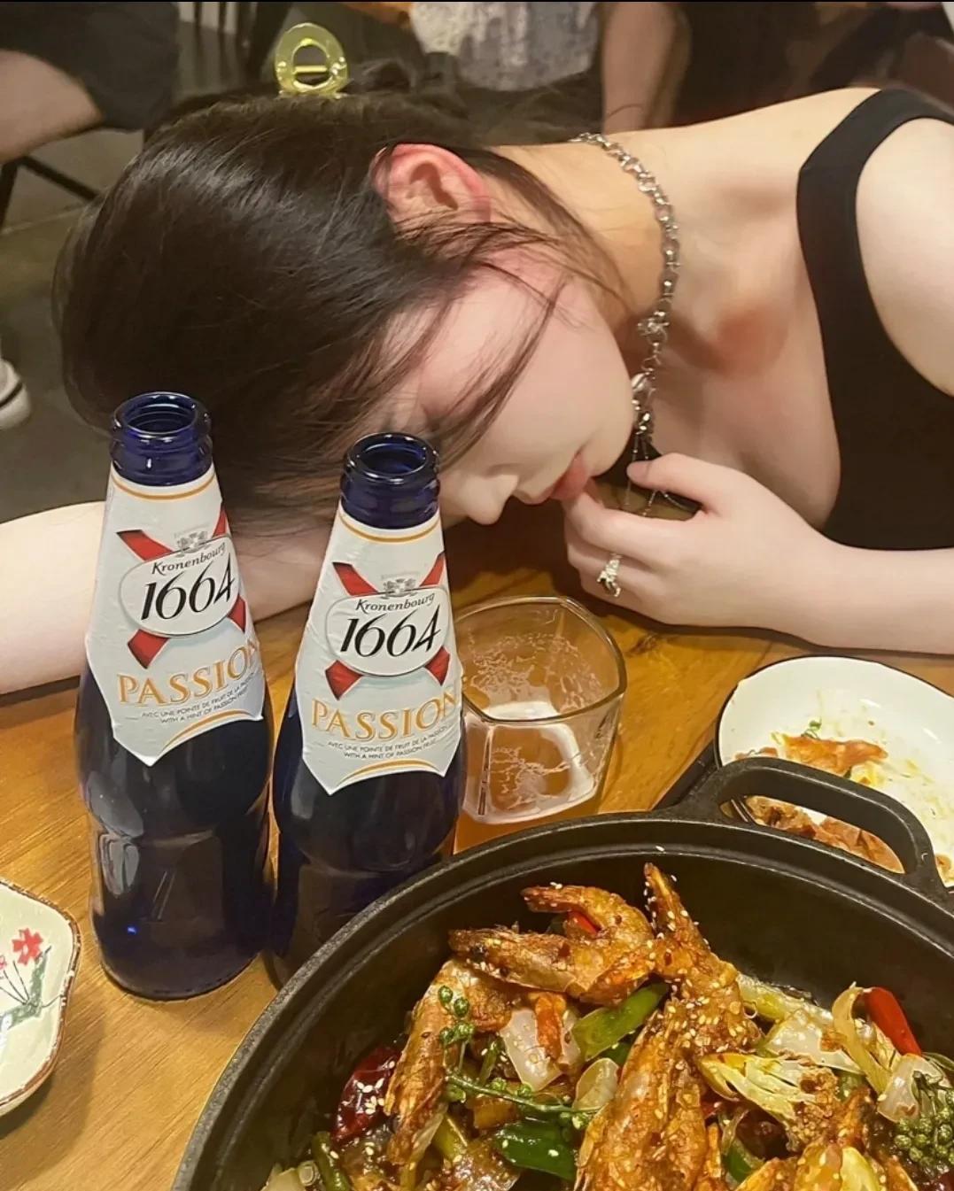 “奇耻大辱啊！”男子带老婆与亲友在饭店聚餐，席间老婆朱某喝了很多酒，处于重度醉