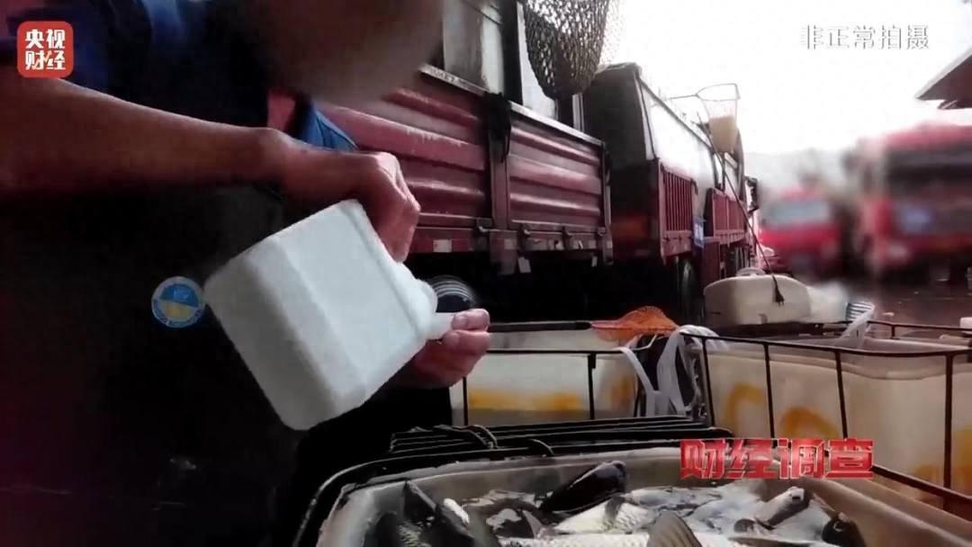 太恶心了！央媒曝光“活鱼内幕”你餐桌上蹦跳的鲜活活鱼，可能刚泡过剧毒工业酒精、