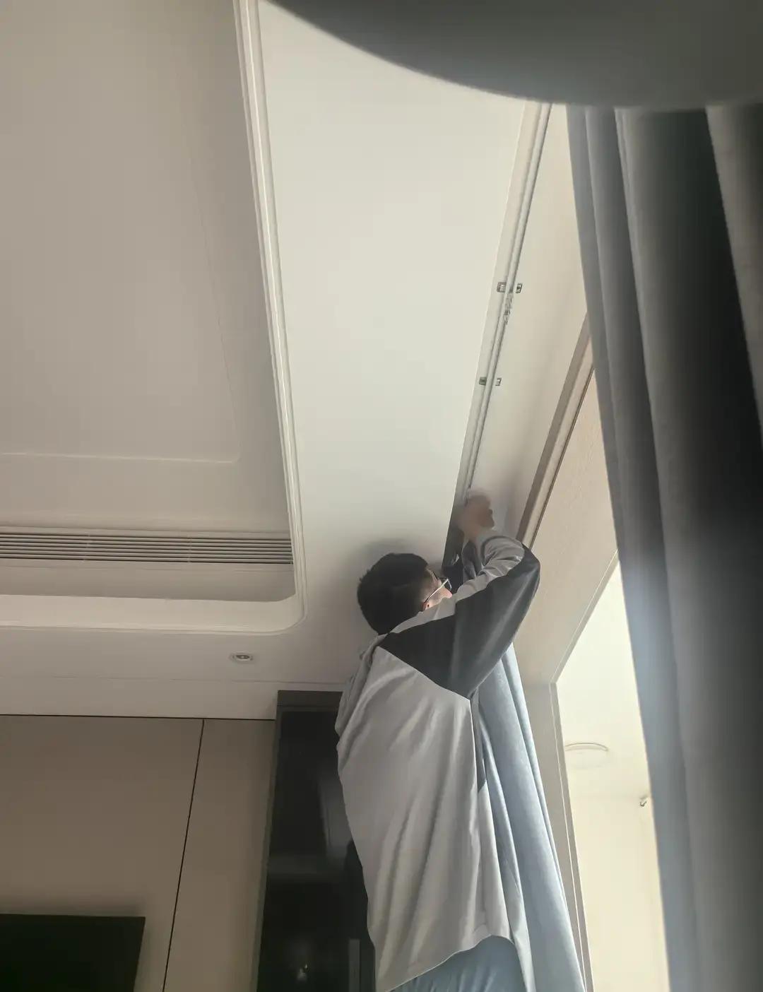 刷到个视频，一位妈妈说自己身体不舒服，把家里14个窗帘全交给190的儿子拆洗。