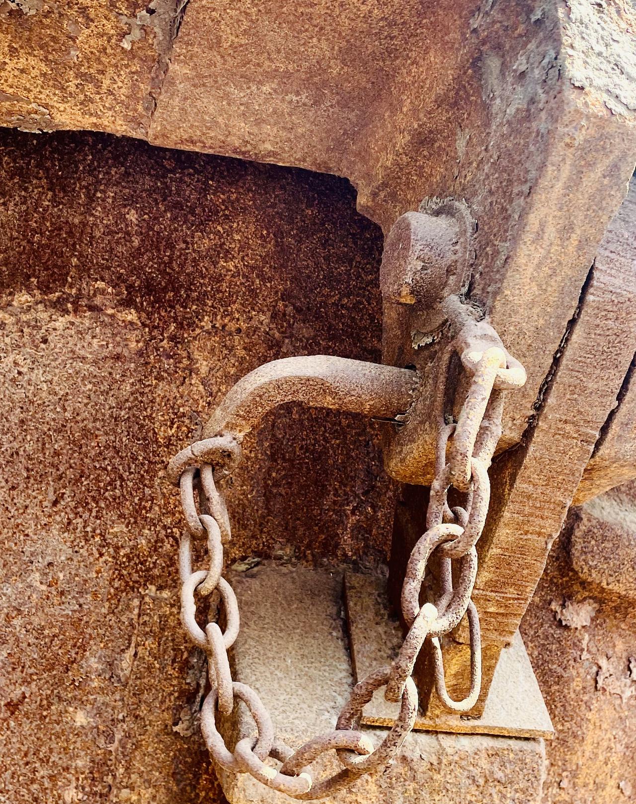 ~副处长骨折~于副处长退休刚一周，出门走路不小心崴了脚脖子摔一大跤，他躺在床