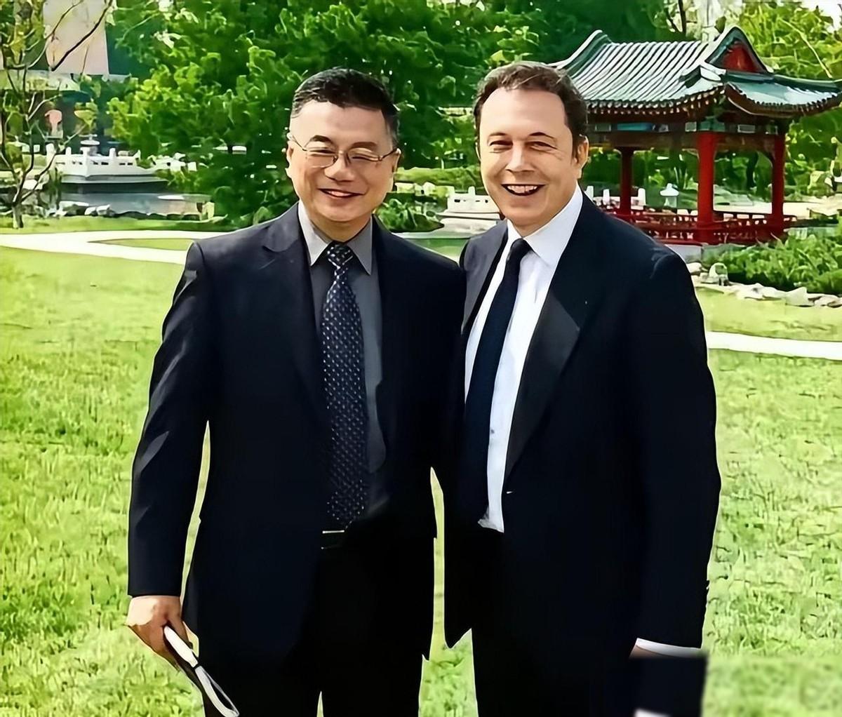 太意外！全球狂傲的马斯克，唯独对这位上海老同学甘拜下风。很多人估计会猜，能镇住硅
