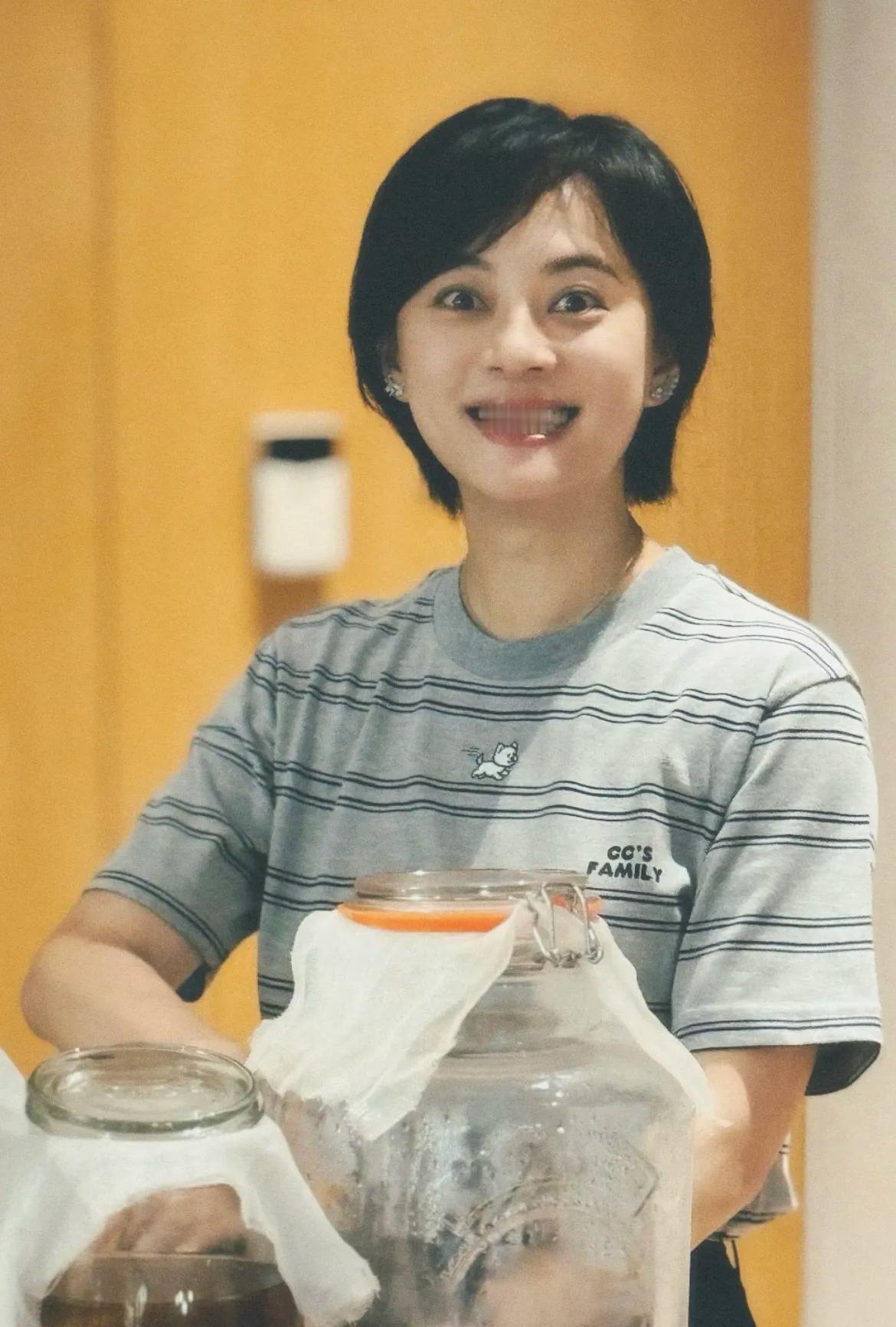 孙俪，咋个回春了呢？眼睛也不鼓了，也不发腮了，我个人觉得这么大的变化不可能是