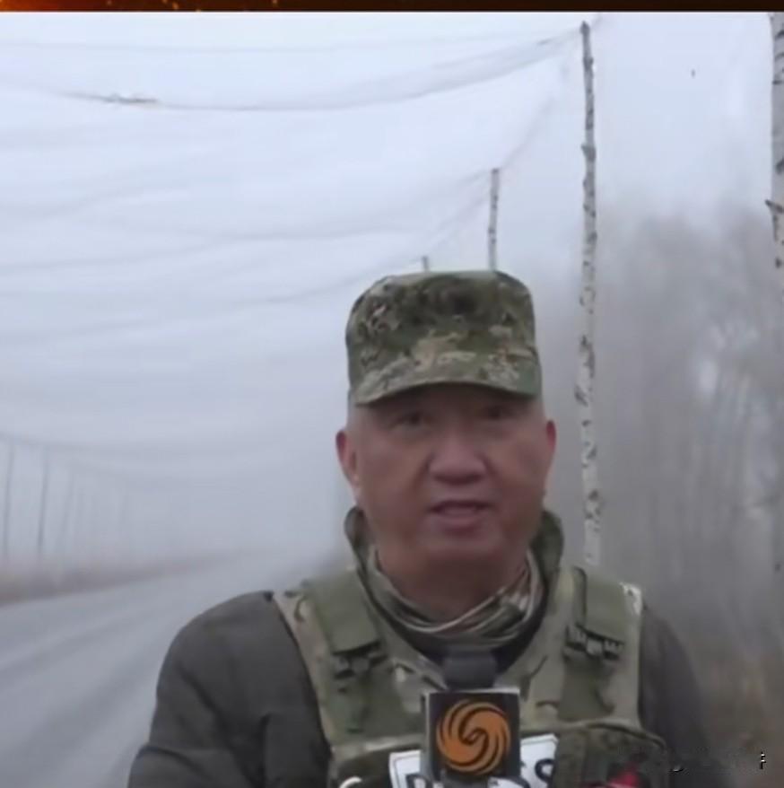 新式战争俄罗斯的运输线，怕乌克兰的无人机，竟然在整条公路上拉起了网。乌克兰一