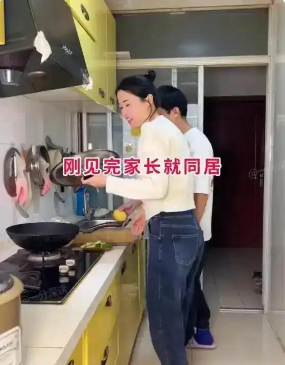 29岁女子与相亲对象刚见完家长直接同居，两人齐心协力攒钱买房。一位黑龙江的29