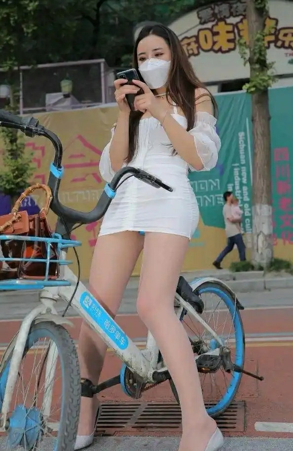 穿高跟鞋不太好骑自行车的吧