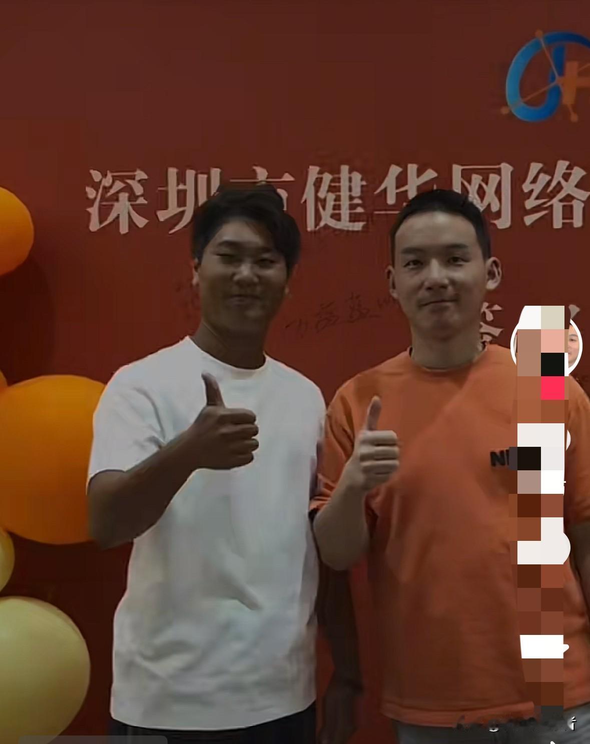 刷到谢浩男好友阿琨发布的一段视频。视频里，阿琨满脸笑容地祝福“许妈妈公司开业大吉