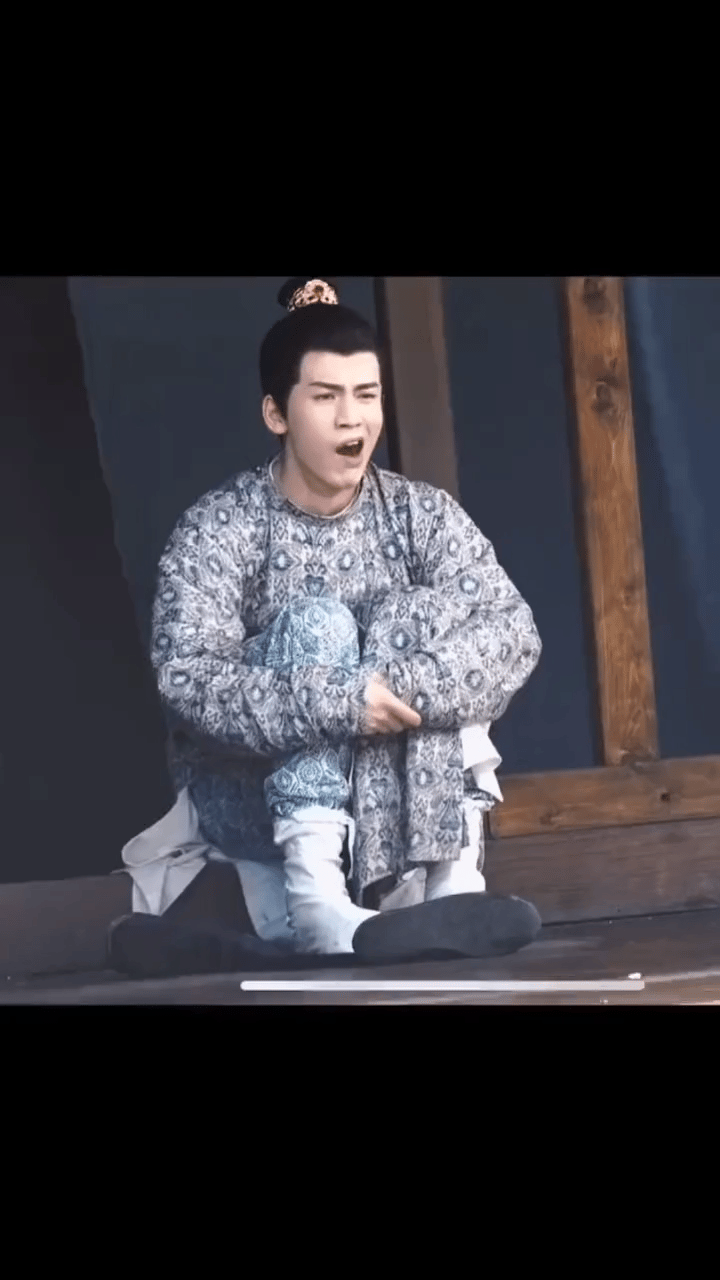 感觉他颜值忽高忽低的，就说明不是杠得住的帅，没捈粉底液时就不高，所以要不停的捈。