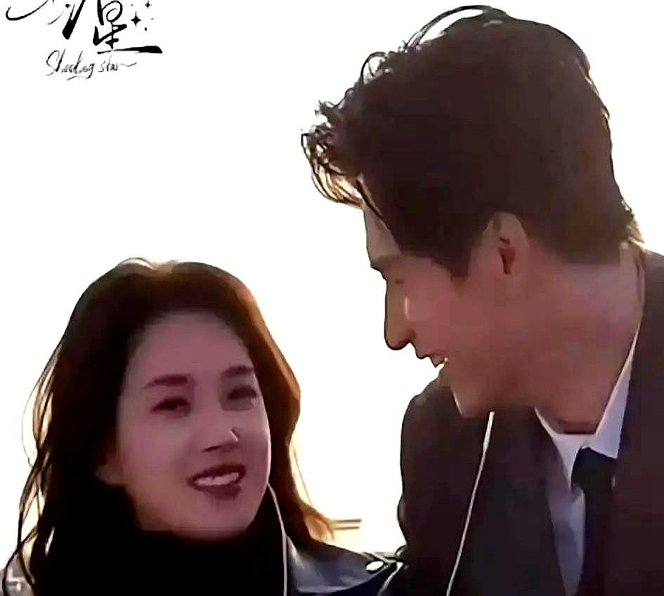 王皓祯郭宇欣同款项链，真不是营业吗？那YIN隐家的项链锤太重了，刻字传情的设