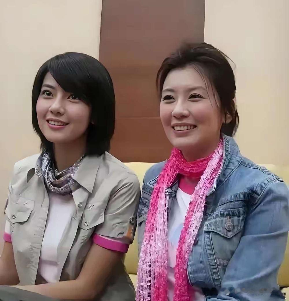 贾静雯和高圆圆年轻时候的同框，贾静雯是最美的东方美女，五官俊俏，标准的鹅蛋脸，面