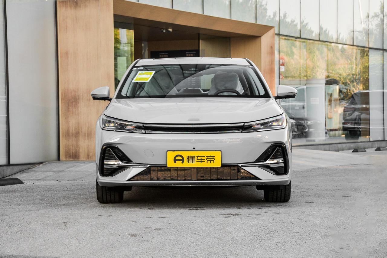 吉利银河A7PHEV在外观设计上秉持着简约大气的设计理念，整体线条简洁流畅，没