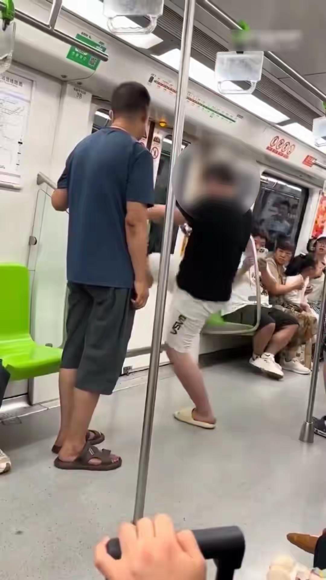 南京地铁车厢内男子情绪失控踹车门8月15日，南京地铁3号线车厢内，一名男子