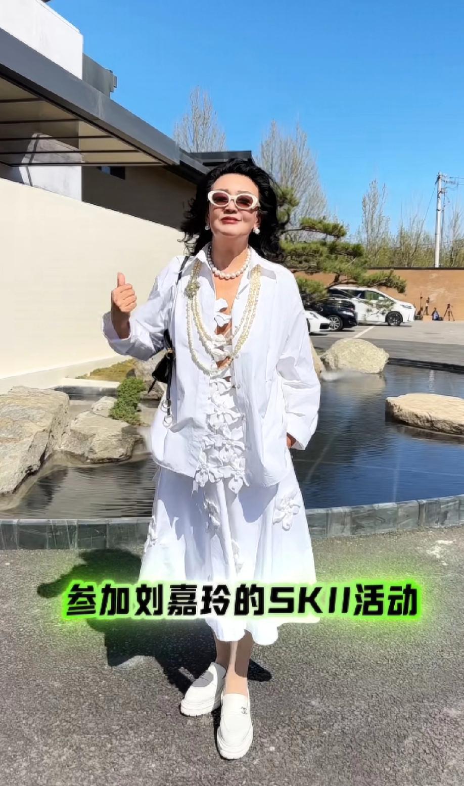 张兰参加刘嘉玲发起的品牌活动刘嘉玲赞美张兰努力，说她遇到很多波澜壮阔的事情，