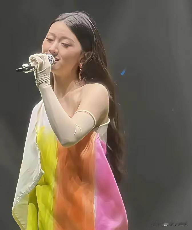 所以说单依纯她改了方式李白不唱了妆容也变了长发披肩几乎素颜这是想回到