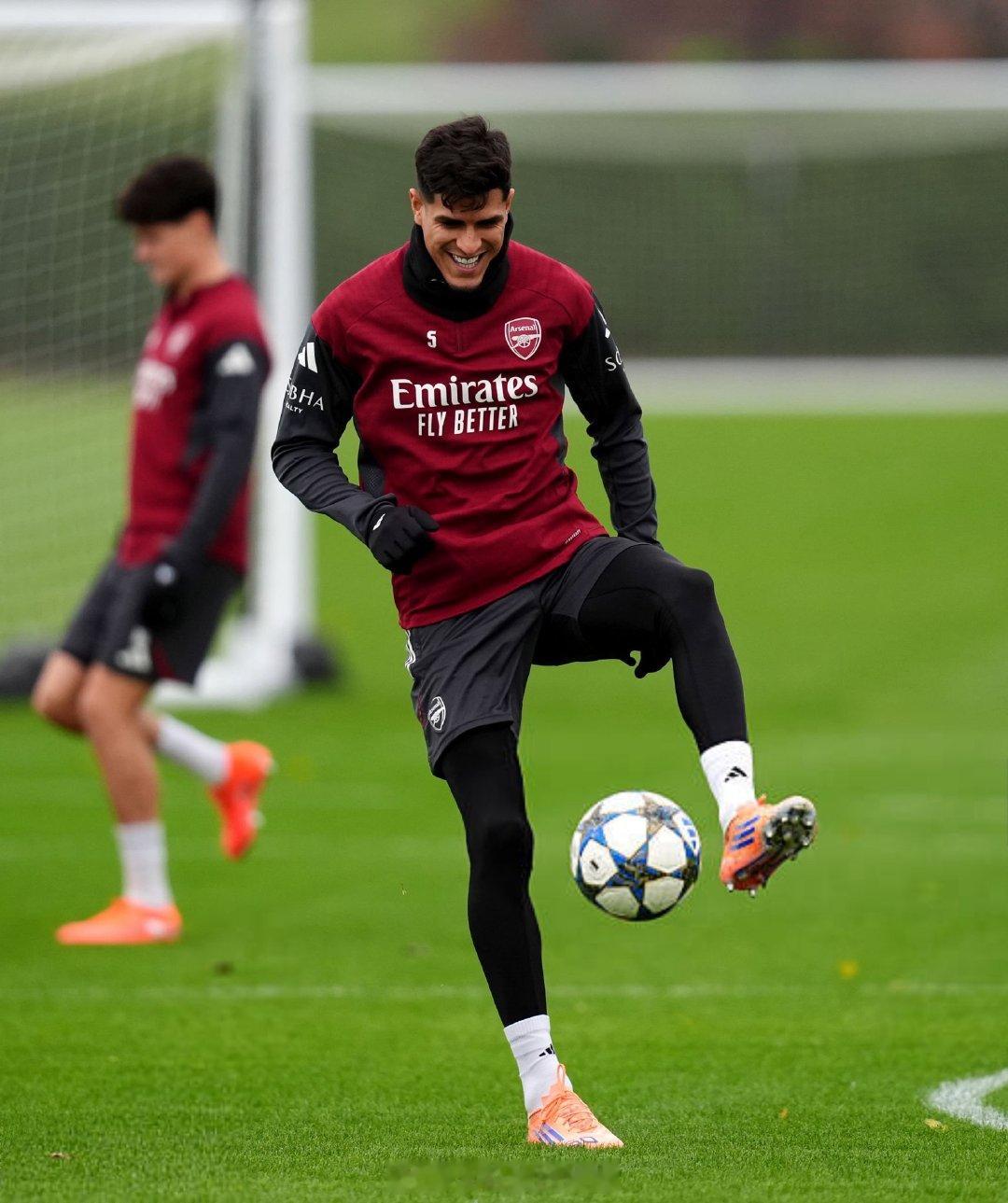 记者JamesBenge：因卡皮耶偶尔会让我想起早期的加布里埃尔。在侵略性与冒