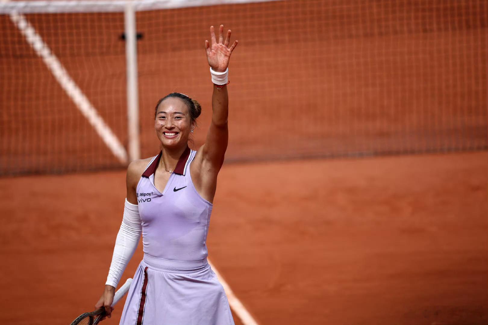 郑钦文法网对阵萨巴伦卡🎾法网女单第四轮，萨巴伦卡7-5、6-3战胜阿尼西莫娃