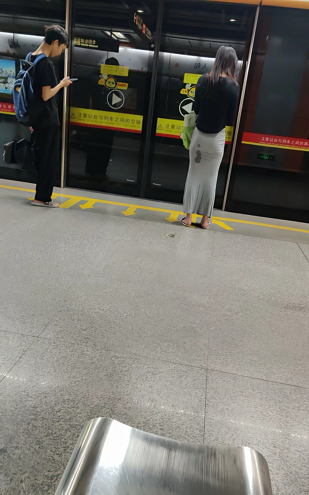 这是遇到变态了吗，跟上次上海地铁1号线一样