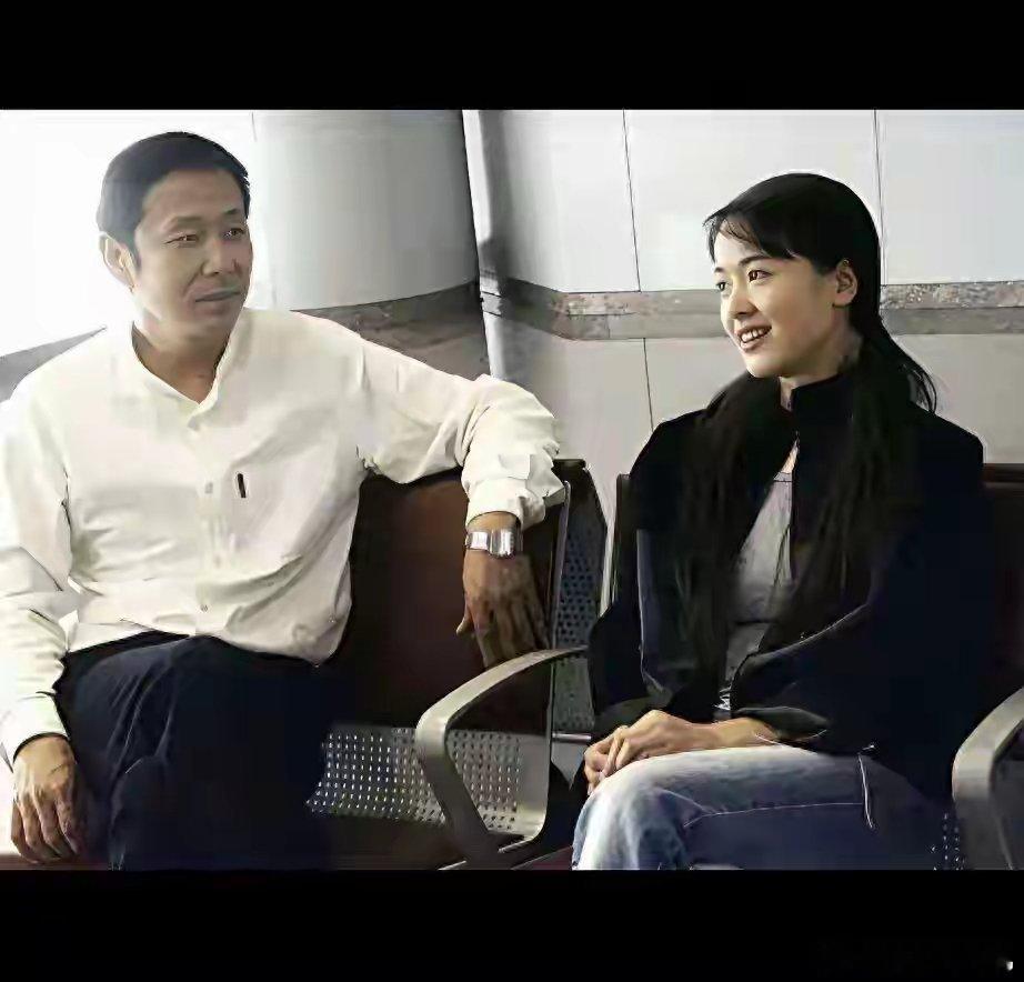 陈道明唯一的绯闻对象左小青从当年坐姿，就能够看出来两人挺亲密。