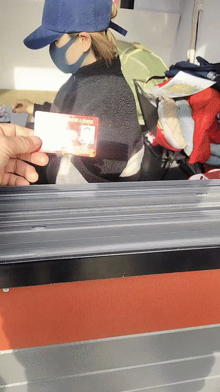 一名男子拿“军人优待证”想免票进景区参观游览。结果却直接被景区的售票人员无视？