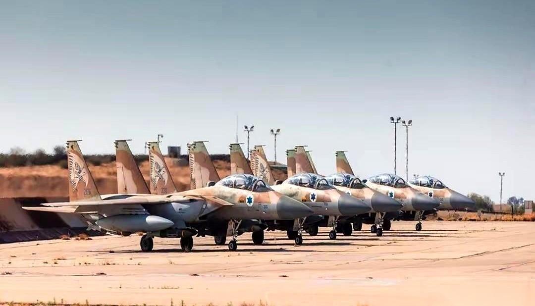 比利时列日机场的停机坪上，两批重型货物被海关死死按住了。货单上写的是“备件”，