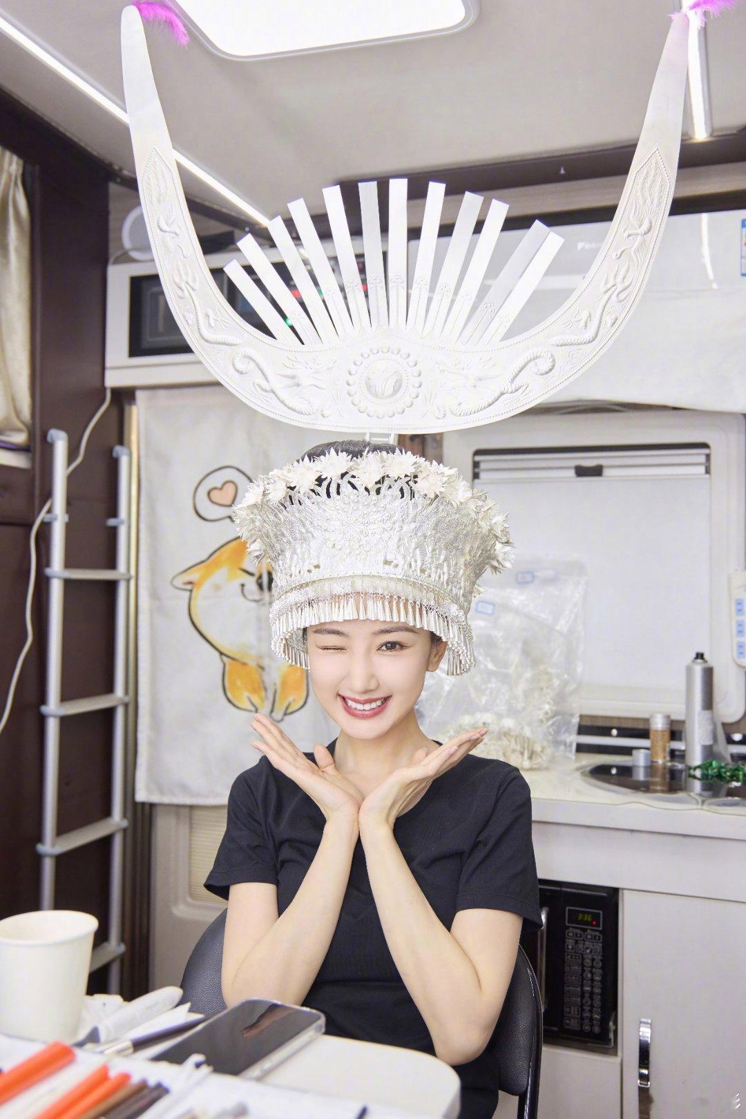 毛晓彤头戴苗族银饰头饰的路透也太惊艳了✨银冠上的花纹精致到发光，搭配她甜美的表