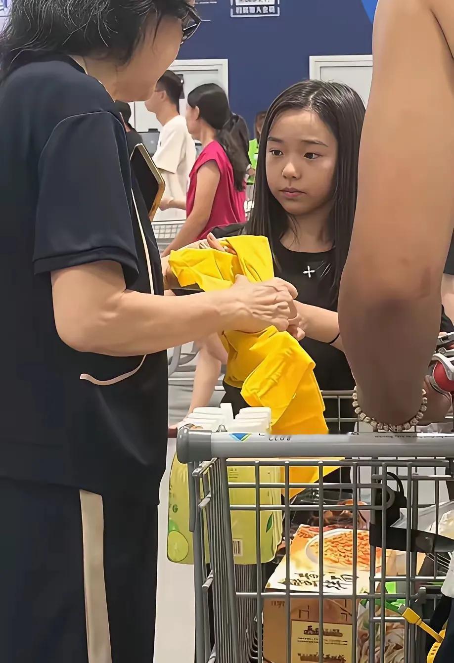 小酒窝跟着爸爸去逛超市，真的很放松，不需要化妆，爸爸穿做随便，她也随便。或许是董