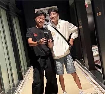 李克勤家那个19岁的大公子李立仁，这两天可把香港的社交平台给刷屏了。​这小子之