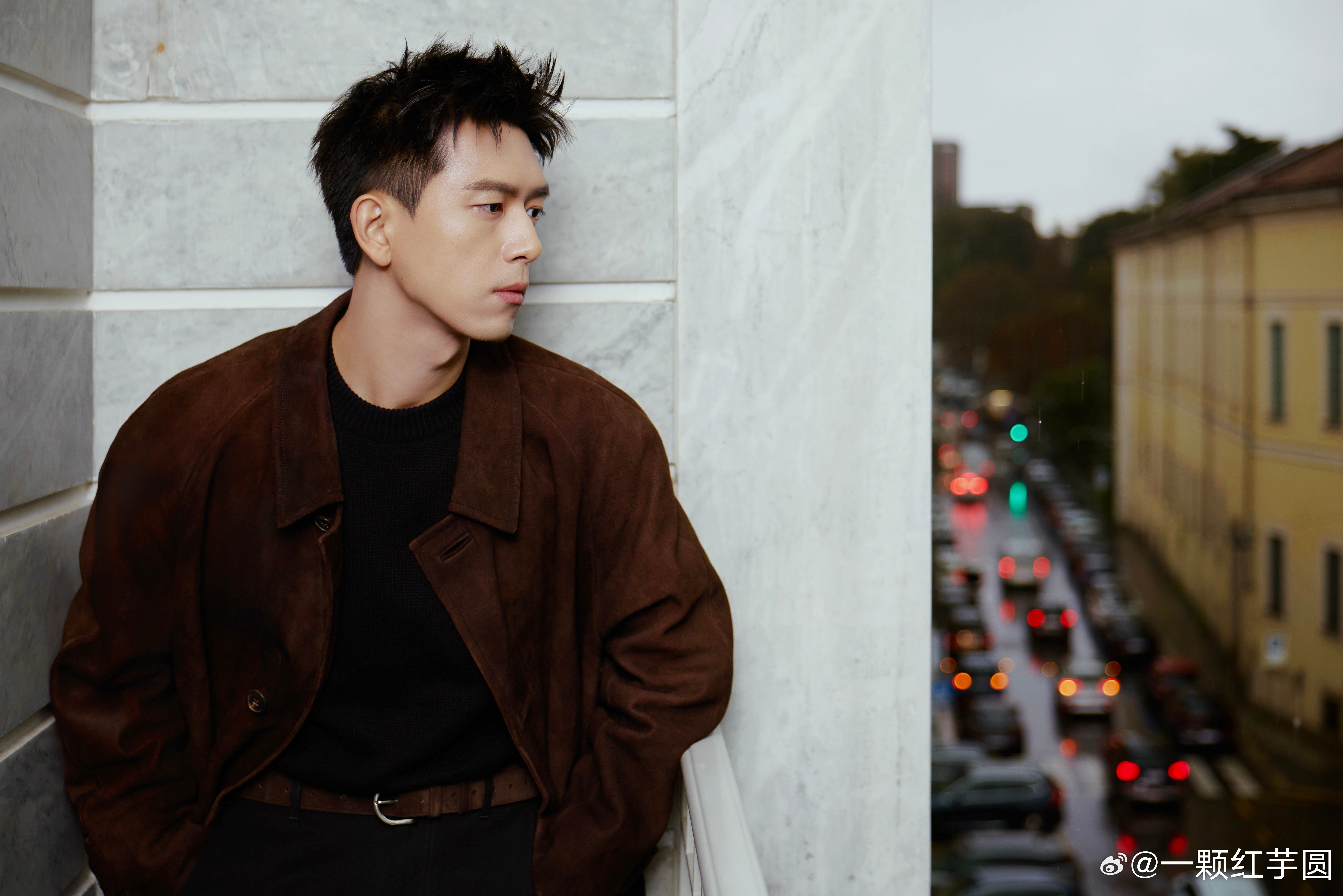 手动艾特李现工作室，再来点动的行不行[爱心]😘？prada代言人李现​​